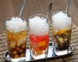 Drei Gläser mit Eis und bunten Zutaten, ein erfrischendes vietnamesisches Che.