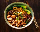Schüssel mit Nudeln, Hackfleisch, Pilzen, Pak Choi und Zwiebeln – ein Beispiel für schnelle japanische Gerichte.