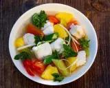 Ein Schüssel mit Canh Chua, einem vietnamesischen Fisch-Gemüse-Eintopf, mit Ananas, Tomaten, Okra und Kräutern.