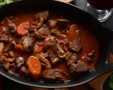 Herzhaftes Rehragout in dunkler Sauce mit Karotten und Pilzen. Welches Fleisch hier verwendet wurde, ist nicht ersichtlich, aber es sieht köstlich aus.