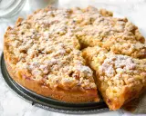 Omas weltbester Apfelkuchen, goldbraun gebacken mit knuspriger Streuseldecke und saftigen Äpfeln. Ein Stück Glück!