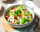 Frischer Thunfischsalat mit Avocado, Tomaten und knackigem Salat. Perfekt für leichte Thunfischsalat Rezepte.