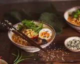 Herzhaftes vegetarisches Ramen mit Nudeln, Ei, Pilzen und frischen Kräutern, bereit zum Genießen.