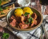Herzhaftes Kalbsgulasch mit Kartoffeln, garniert mit Petersilie. Ein Festmahl, das man sich nicht entgehen lassen sollte – das beste Kalbsgulasch!