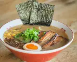 Herzhaftes Miso Ramen mit zartem Schweinebauch, Mais, Frühlingszwiebeln, Ei und Nori-Algen.
