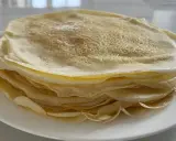 Ein Stapel goldbrauner Crêpes, perfekt für ein authentisches Crêpes Rezept.