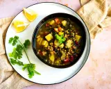Herzhafte mangold suppe arabisch mit Linsen, Kartoffeln und Koriander. Serviert mit Zitronenspalten.