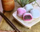 Bunte Mochi-Bällchen mit roter Bohnenpaste, perfekt für ein einfaches Mochi Rezept.