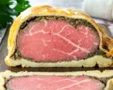 Ein perfekt zubereitetes Beef Wellington mit saftigem Rinderfilet, Pilzduxelles und Blätterteig.