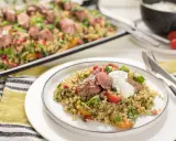 Ein herzhafter Bulgursalat mit Lammfleisch, Granatapfelkernen und Kräutern. Perfekt als Antwort auf die Frage: welcher Salat passt zu Lamm.