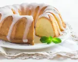 Ein saftiger Zitronenkuchen, einfach gebacken, mit Zuckerguss und Minze verziert. Perfekt für den Kaffeetisch.