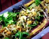 Ein bunter Linsensalat mit Staudensellerie, Karottenstreifen und frischem Salat.