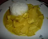 Ein köstlicher thai curry mit ananas und kokosmilch, serviert mit Reis.