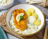 Knuspriges Schnitzel auf Spargelgemüse mit Salzkartoffeln. Ein leckeres Gericht für Spargel Rezepte Mittagessen.