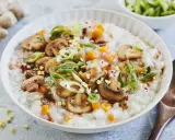 Herzhaftes Congee Rezept mit Pilzen, Karotten und Frühlingszwiebeln. Ein wärmendes Gericht, perfekt für kalte Tage.