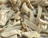 Ein Haufen geschnittener Kutteln, die für die Zubereitung von Gerichten wie "was sind Kutteln" vorbereitet werden.