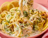 Cremige Pasta mit Brokkoli, garniert mit Pistazien und Zitronenspalten. Ein köstliches italienisches Gericht, das Lust auf mehr macht.