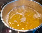 Kochende ligurische Pasta in einem Topf. Das Wasser sprudelt und schäumt, bereit für ein köstliches Gericht.