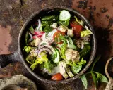 Frischer Fattoush Salat mit knackigem Gemüse, geröstetem Brot und Kräutern in einer rustikalen Schale. Ein tolles Fattoush Rezept!