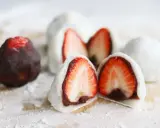 Erdbeeren-Wagashi-Rezept: Süße Mochi-Bällchen mit frischen Erdbeeren und roter Bohnenpaste, bestäubt mit Puderzucker.