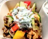 Erfrischender Linsensalat mit Minze, Gurke, Paprika und einem cremigen Joghurt-Dressing.