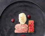 Ein edles Gericht: rosa gebratenes Fleisch mit Kartoffelpüree, Rote Bete-Püree und einem Ringelbete-Rezept-Akzent.