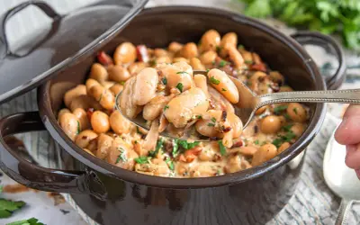 Cremige dicke Bohnen frisch aus dem Topf, ein köstliches Rezept für ein herzhaftes Gericht.