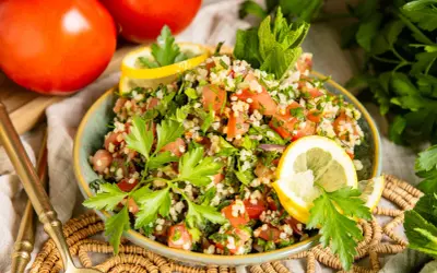 Frischer Tabbouleh Salat, ein authentisches Rezept, garniert mit Petersilie und Zitrone. Perfekt für ein leichtes Mittagessen.