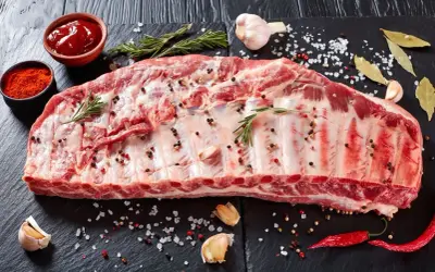 Rohe Spareribs, welches Fleisch für ein BBQ? Gewürzt mit Pfeffer, Rosmarin, Knoblauch, Chili und Lorbeer. Dazu Paprikapulver und Ketchup.