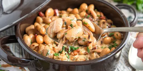 Cremige dicke Bohnen frisch aus dem Topf, ein köstliches Rezept für ein herzhaftes Gericht.