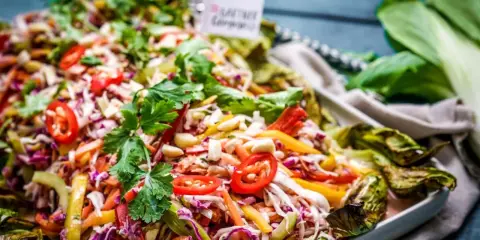 Bunter, frischer Thai Salat mit viel Gemüse, Kräutern und Nüssen. Ein Genuss für Augen und Gaumen.