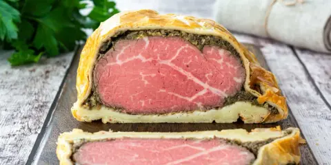 Ein perfekt zubereitetes Beef Wellington mit saftigem Rinderfilet, Pilzduxelles und Blätterteig.