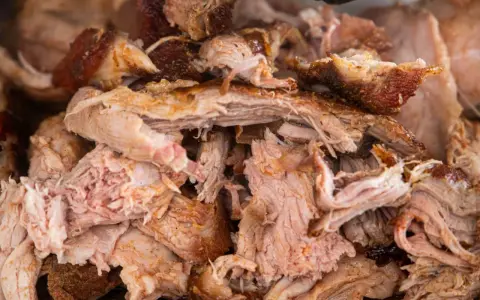 Saftiges, zartes pulled pork texas style, mit knusprigen Rändern und feinen Fasern. Ein Fest für Fleischliebhaber!