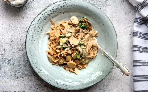 Herzhaftes Linsen Pilz Ragout mit Bandnudeln, garniert mit Parmesan. Ein Genuss für jeden Tag.