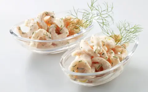 Zwei Schalen mit cremigem Krabbensalat, garniert mit Dill. Ein Fest für die Sinne, der beste Krabbensalat!