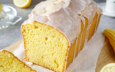 Saftiger Zitronenkuchen mit Zuckerguss, perfekt für ein einfaches Zitronenkuchen-Rezept.