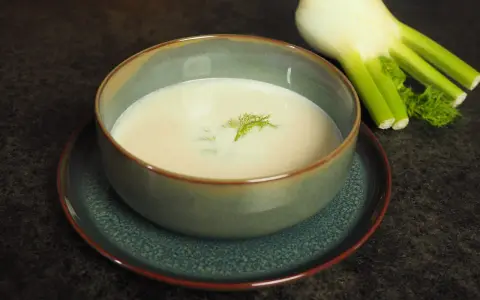 Cremige Fenchelsuppe, garniert mit Fenchelgrün. Ein köstliches Rezept für eine leichte und aromatische Fenchelsuppe.