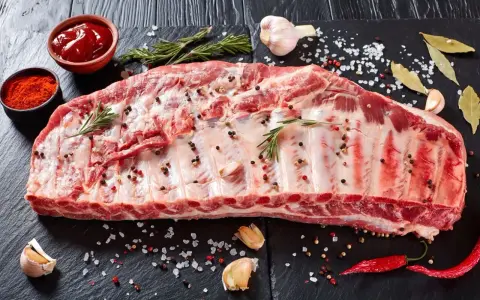 Rohe Spareribs, welches Fleisch für ein BBQ? Gewürzt mit Pfeffer, Rosmarin, Knoblauch, Chili und Lorbeer. Dazu Paprikapulver und Ketchup.
