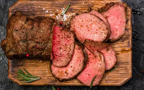 Saftiges Roastbeef, perfekt gegrillt und in Scheiben geschnitten, mit grobem Salz und Rosmarin. Ein tolles Roastbeef Rezept für Genießer.