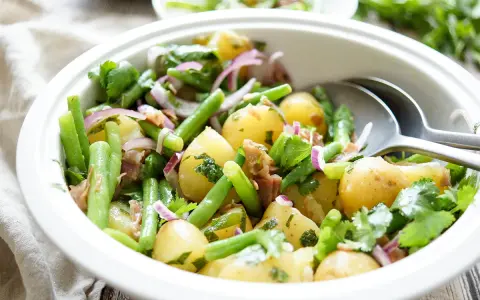 Kartoffelsalat mit grünen Bohnen, roten Zwiebeln und Kräutern. Perfekt als Beilage, was passt zu Bohnensalat?