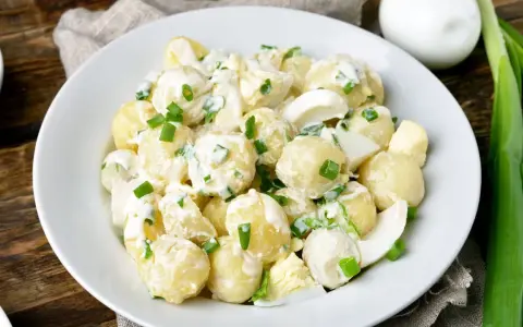 Klassischer Kartoffelsalat mit cremiger Mayonnaise, hartgekochten Eiern und frischem Schnittlauch. Ein leckeres Rezept für jede Gelegenheit.