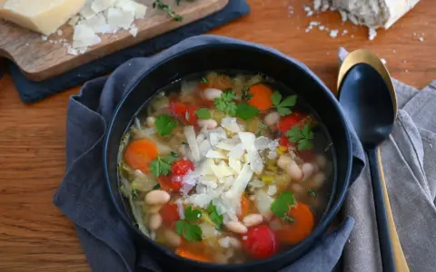 Herzhafte toskanische Bohnensuppe mit viel Gemüse, Kräutern und Parmesan.