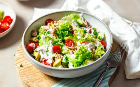 Frischer Thunfischsalat mit Avocado, Tomaten und knackigem Salat. Perfekt für leichte Thunfischsalat Rezepte.