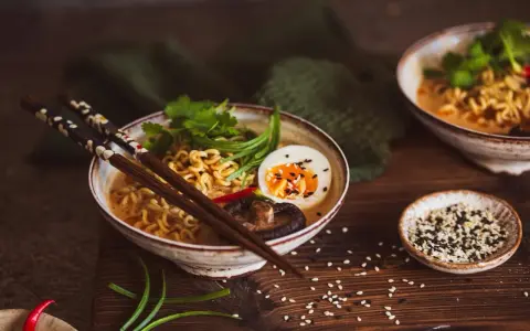 Herzhaftes vegetarisches Ramen mit Nudeln, Ei, Pilzen und frischen Kräutern, bereit zum Genießen.