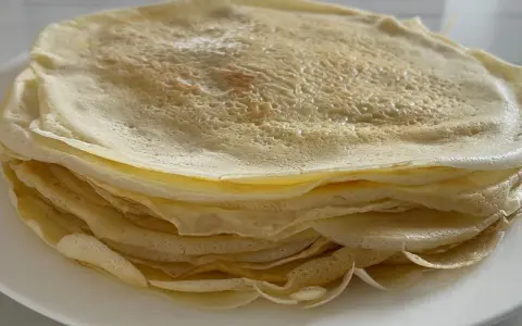 Ein Stapel goldbrauner Crêpes, perfekt für ein authentisches Crêpes Rezept.