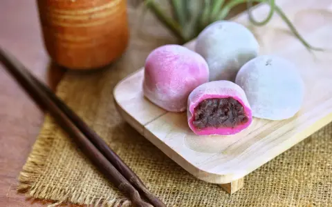 Bunte Mochi-Bällchen mit roter Bohnenpaste, perfekt für ein einfaches Mochi Rezept.