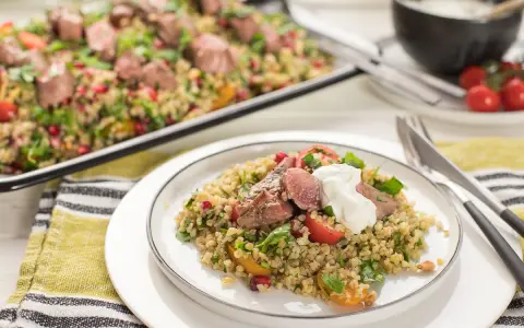 Ein herzhafter Bulgursalat mit Lammfleisch, Granatapfelkernen und Kräutern. Perfekt als Antwort auf die Frage: welcher Salat passt zu Lamm.