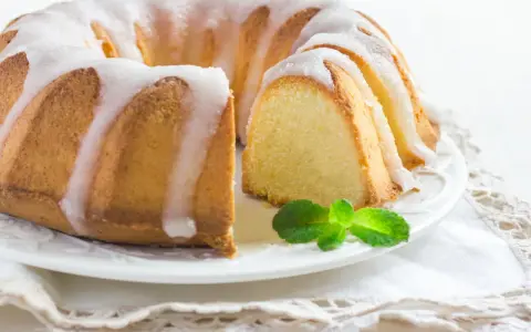 Ein saftiger Zitronenkuchen, einfach gebacken, mit Zuckerguss und Minze verziert. Perfekt für den Kaffeetisch.
