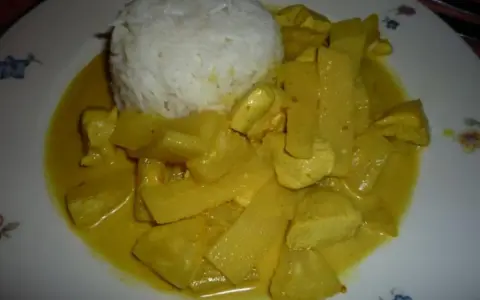 Ein köstlicher thai curry mit ananas und kokosmilch, serviert mit Reis.