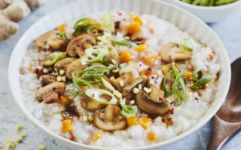 Herzhaftes Congee Rezept mit Pilzen, Karotten und Frühlingszwiebeln. Ein wärmendes Gericht, perfekt für kalte Tage.